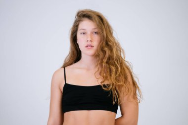 Artı beden ölçüsü pozitif esmer kadın rahat iç çamaşırı giyiyor.