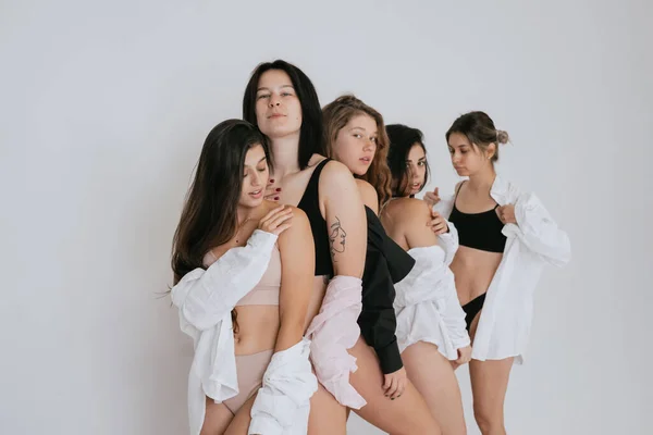 Verschiedene Models tragen bequeme Unterwäsche, genießen die gemeinsame Zeit — Stockfoto