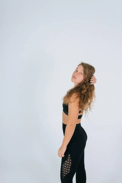 Una giovane donna normale su sfondo bianco. Concetto positivo per il corpo. — Foto Stock