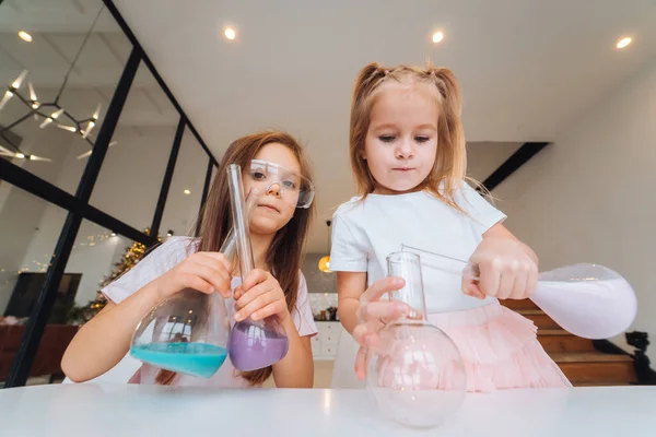 Kleines Mädchen macht zu Hause chemische Experimente — Stockfoto