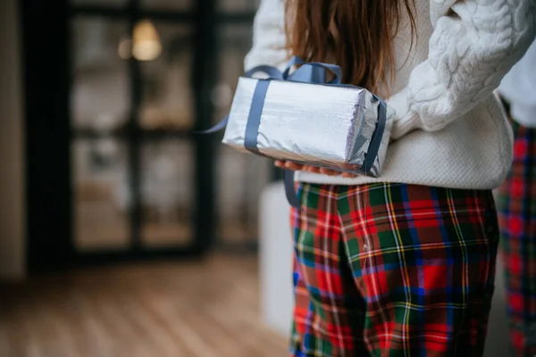 Vista trasera de la mujer que sostiene la caja de regalo en la mano — Foto de Stock