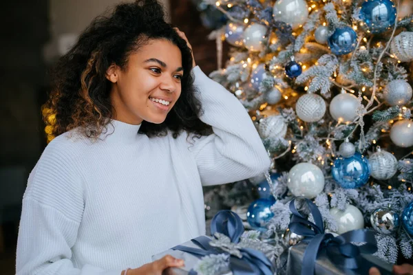 Retrato de una joven de aspecto afro étnico con regalo —  Fotos de Stock