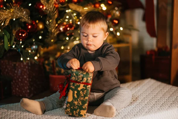 Маленький хлопчик в красивій новорічній фотостудії . — стокове фото