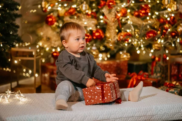Маленький хлопчик в красивій новорічній фотостудії . — стокове фото