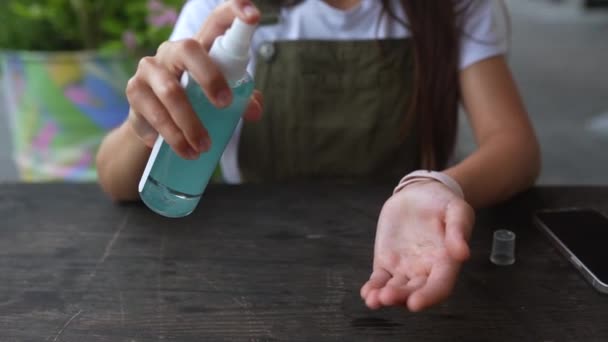 Mujer joven rociando antiséptico desinfectante de manos mientras se acerca la cuarentena. — Vídeos de Stock