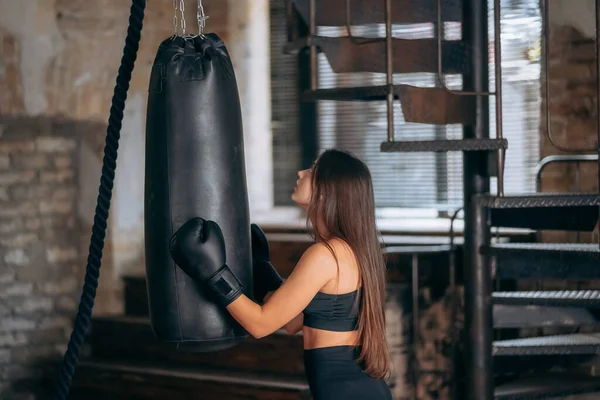 Jovem mulher boxe treino no ginásio — Fotografia de Stock