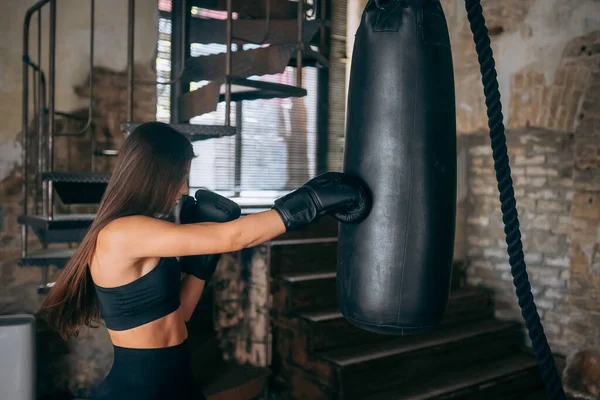 Jovem mulher boxe treino no ginásio — Fotografia de Stock