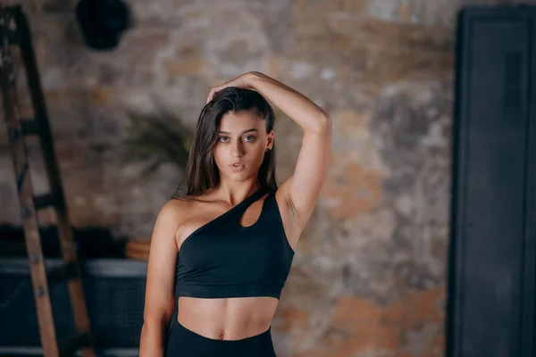 Mujer deportiva en ropa deportiva posando ante la cámara. Concepto de deporte y gimnasio — Foto de Stock