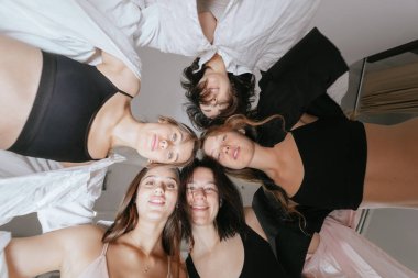 Aşağıdan bak. Kamera etrafında çeşitli modeller