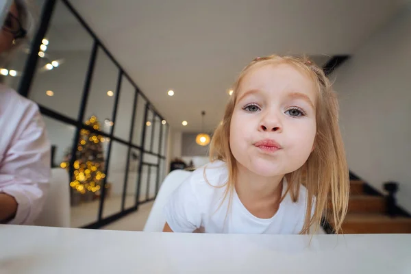 Entzückendes kleines Mädchen, das die Kamera aus nächster Nähe betrachtet — Stockfoto