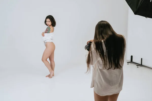 Professionell manlig fotograf tar bilder av kvinna modell — Stockfoto