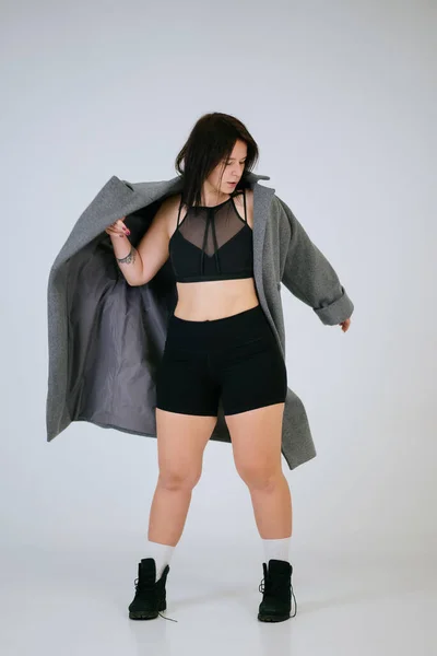 Plus size lichaam positieve vrouw dragen comfortabele ondergoed en jas — Stockfoto