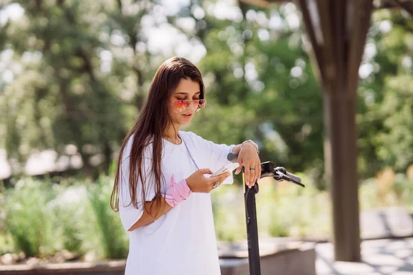 Jovem bela mulher parece surpreso no parque — Fotografia de Stock