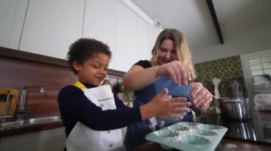 Mutlu anne kız mutfakta yemek pişirirken eğleniyorlar..