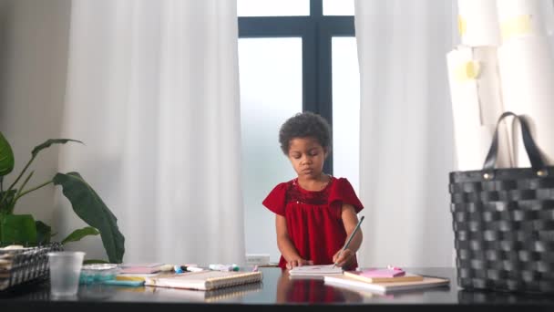 Little czarny piękne dziewczyna uczy się rysować obraz w salonie — Wideo stockowe