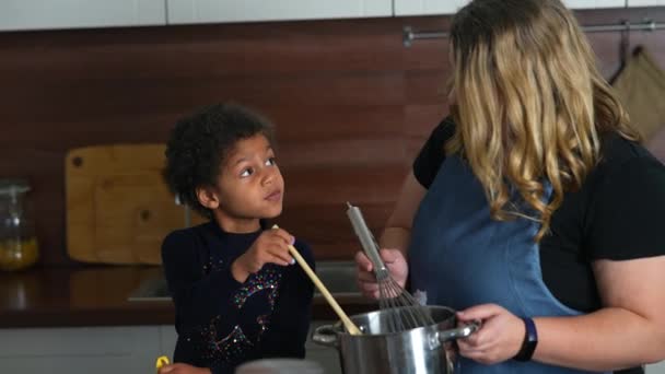 Bonne maman et fille fille avoir du plaisir tout en cuisinant dans la cuisine. — Video