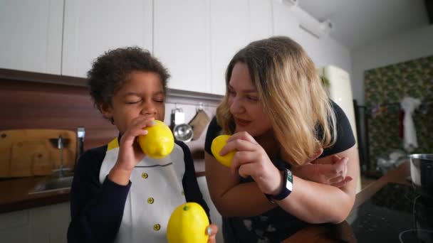 Glad mamma och dotter flicka har roligt medan matlagning i köket. — Stockvideo