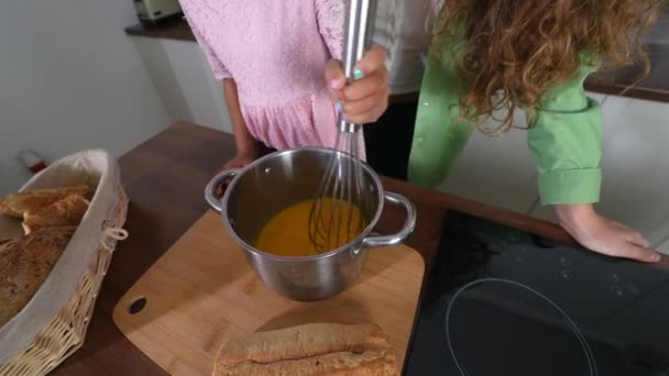 Bonne maman et fille fille avoir du plaisir tout en cuisinant dans la cuisine. — Video