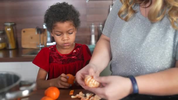 Bonne maman et fille fille avoir du plaisir tout en cuisinant dans la cuisine. — Video