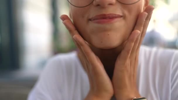 Meisjes mond close-up, bewegen haar lippen en praten — Stockvideo