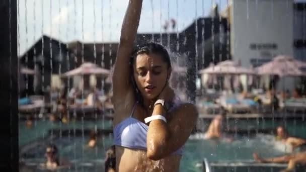 Belle fille en maillot de bain douche sous l'eau à la plage Resort. — Video