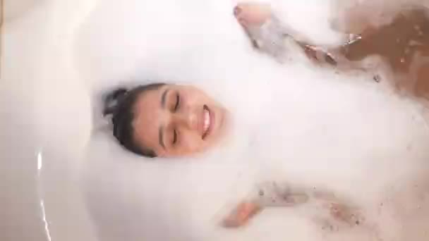 De cerca mujer relajada tocando la piel con espuma en el baño. — Vídeo de stock