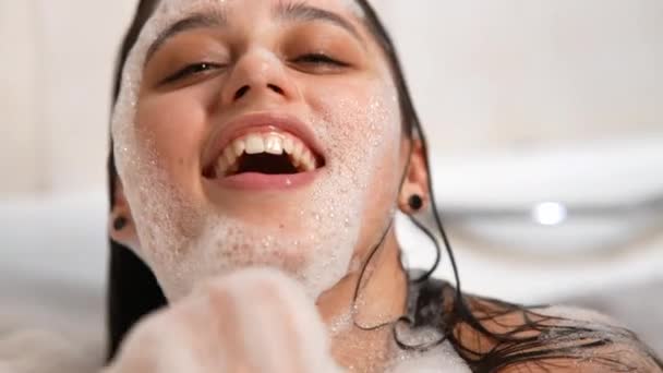 De cerca mujer relajada tocando la piel con espuma en el baño. — Vídeo de stock