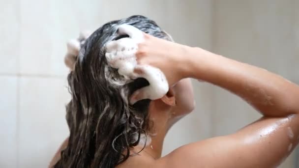 女人在浴室里洗澡洗头 — 图库视频影像