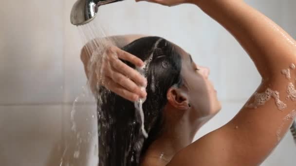 Женщина принимает долгий горячий душ мыть голову в ванной комнате — стоковое видео