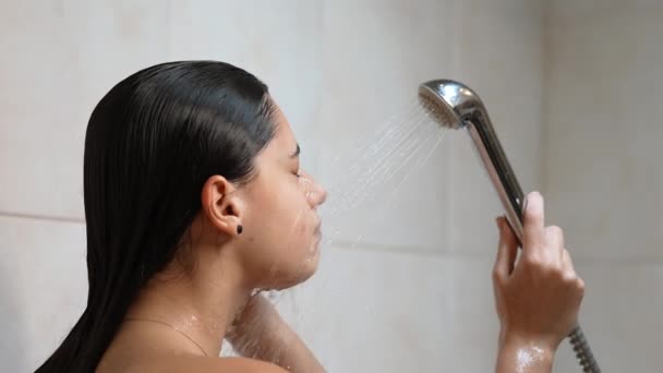 Donna che prende una lunga doccia calda lavarsi i capelli in bagno — Video Stock