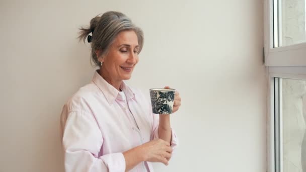 Porträtt av äldre kvinnor i casual casual wear med en mugg — Stockvideo