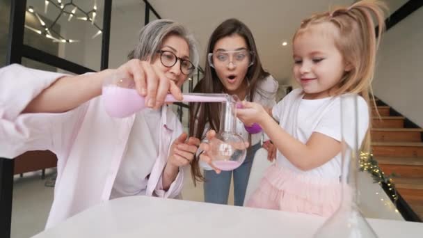 Familie doet chemisch experiment, mengt kolven binnen — Stockvideo