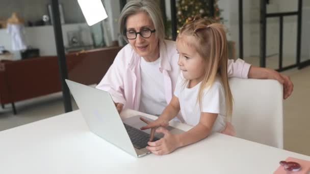 Дитина і бабуся дивиться на камеру з ноутбуком — стокове відео