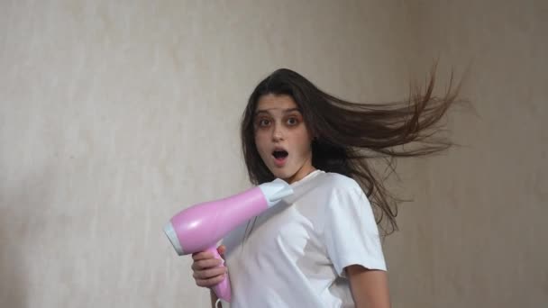 Feminino secando seu cabelo com secador de cabelo, cabelo voador — Vídeo de Stock