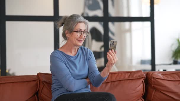 Schieten van oudere vrouwen die praten op de smartphone. Videogesprek — Stockvideo