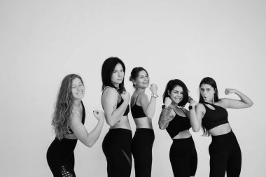 Çeşitli modeller gülüyor, birlikte vakit geçiriyorlar, kameraya bakın.