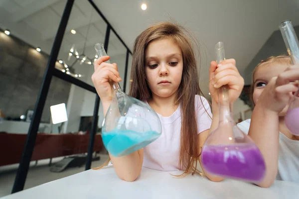 Małe dziewczynki robiące eksperymenty chemiczne w domu — Zdjęcie stockowe