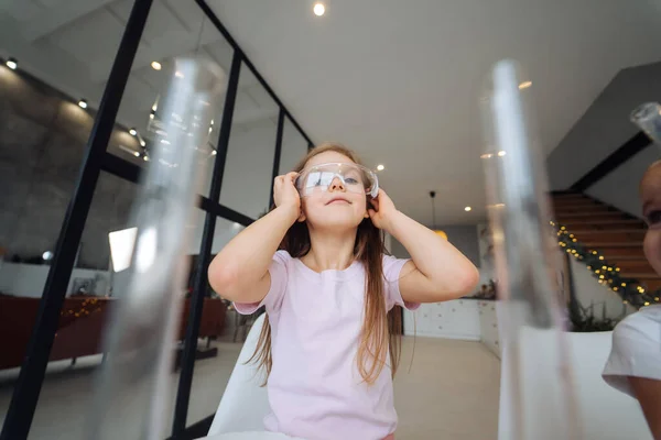 Kleines Mädchen macht zu Hause chemische Experimente — Stockfoto