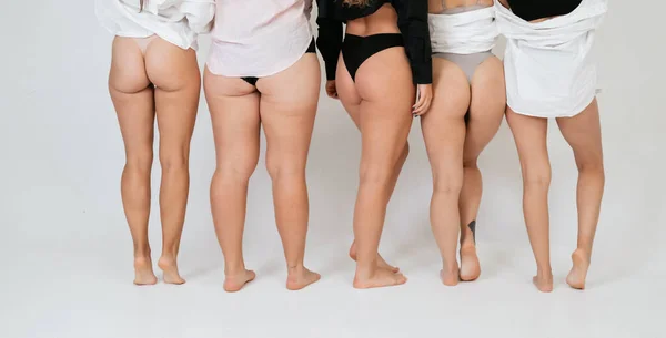 Olika modeller bär underkläder stående rygg mot kamera — Stockfoto