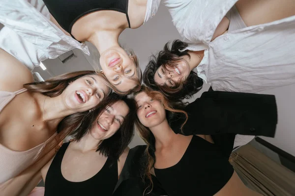 Vista de baixo. Modelos diversos em torno da câmera — Fotografia de Stock