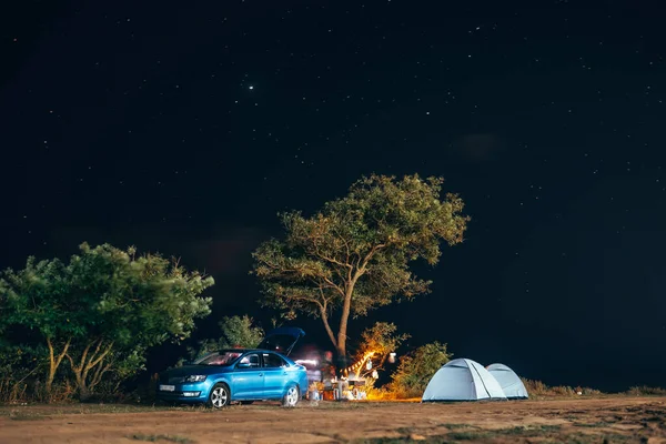 五名旅客在傍晚的天空背景下在海滨休息. — 图库照片