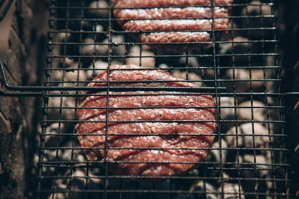 Escalopes de viande fraîche dans un gril de friture. — Photo