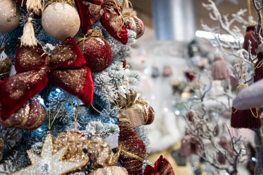 Süslü bir Noel ağacında asılı duran farklı nesneler..