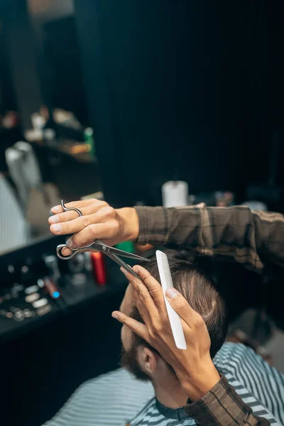 Glada unga skäggig man att få frisyr av frisör i frisörsalongen — Stockfoto