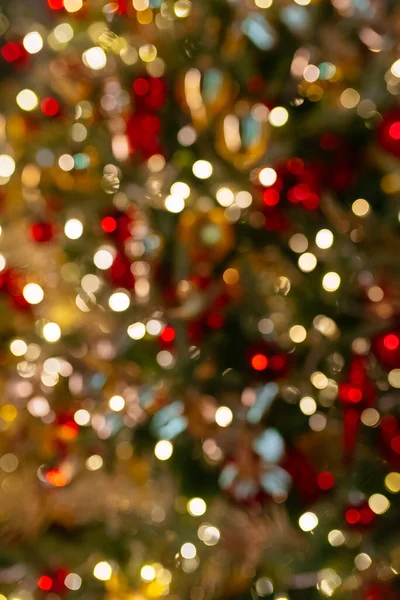 Noční rozmazaný zadek na vánoční stromek, zblízka — Stock fotografie