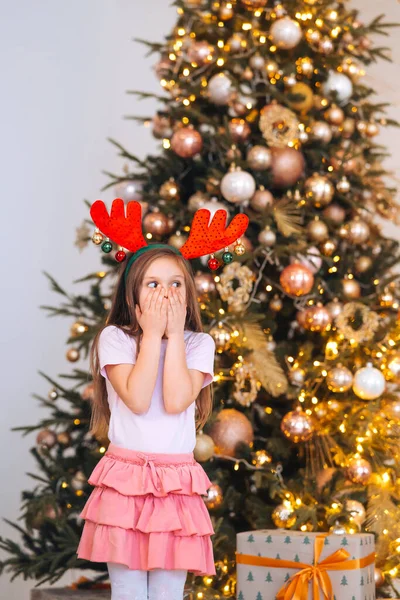 Porträt eines kleinen Mädchens mit Hirsch-Weihnachtsmütze. Winterurlaub und Personenkonzept. — Stockfoto