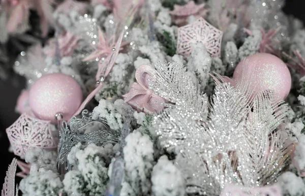 Süslü bir Noel ağacında asılı duran farklı nesneler.. — Stok fotoğraf