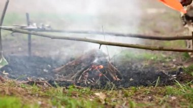 Ormanda ateş yakan bir adam