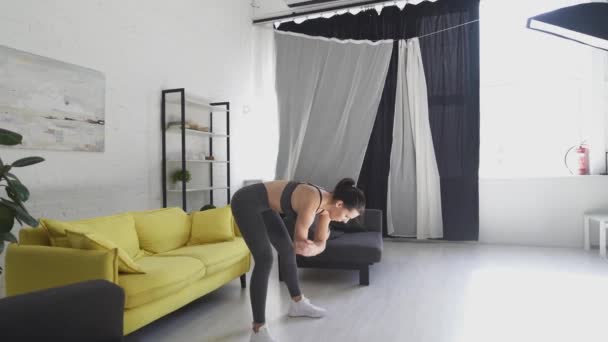 Красивая молодая женщина занимается фитнесом дома — стоковое видео