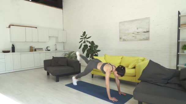 Mulher bonita fazendo exercícios no chão em casa — Vídeo de Stock
